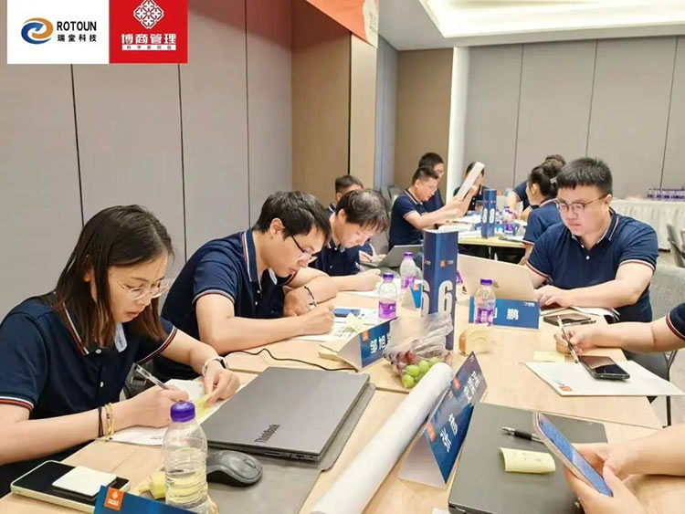 A equipe de gerenciamento de nossa empresa conduziu uma sessão de treinamento intitulada 